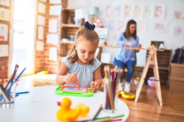 Niña Caucásica Jugando Aprendiendo Playschool Con Maestra Madre Hija Sala — Foto de Stock