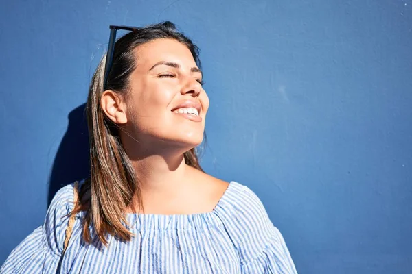 Hermosa Chica Apoyada Pared Azul Joven Mujer Amigable Sonriendo Feliz — Foto de Stock