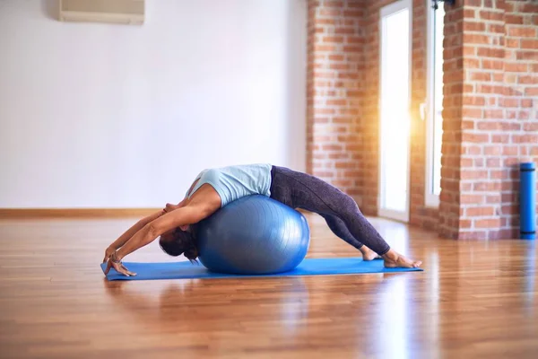 Schöne Sportlerin Mittleren Alters Die Glücklich Lächelt Stretching Mit Fitnessball — Stockfoto