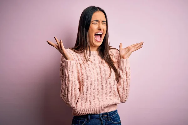 Young Beautiful Brunette Woman Wearing Casual Sweater Isolated Pink Background — Stock Photo, Image