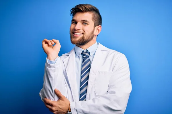 Joven Terapeuta Rubio Con Barba Ojos Azules Usando Abrigo Corbata — Foto de Stock