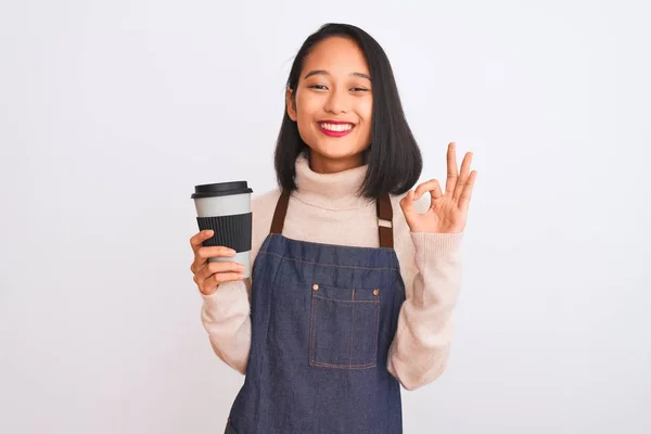 Mooie Barista Chinese Vrouw Dragen Schort Met Koffie Geïsoleerde Witte — Stockfoto