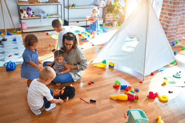 Schöne Lehrerin Und Kleinkindgruppe Spielen Kindergarten Viel Spielzeug — Stockfoto