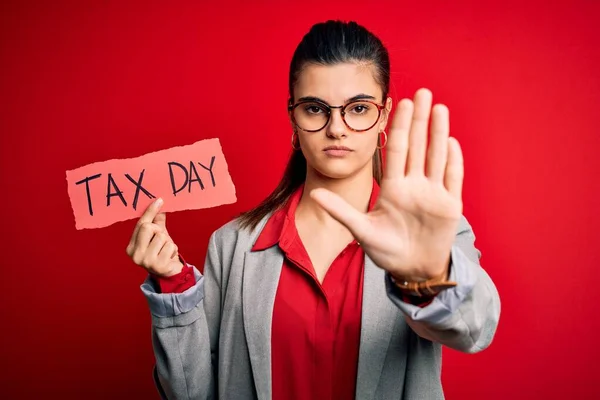 Jong Mooi Brunette Zakenvrouw Holding Papaer Met Fiscale Dag Bericht — Stockfoto