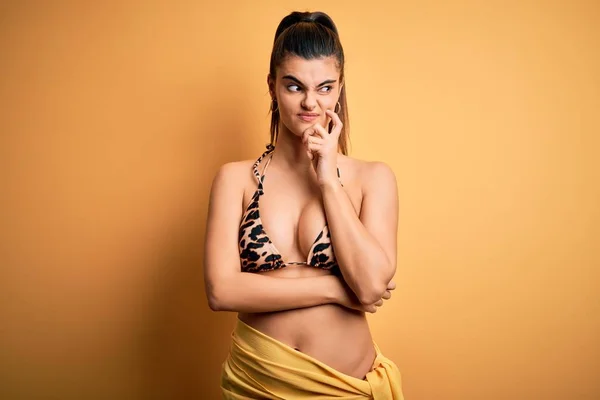 Mulher Morena Bonita Nova Férias Vestindo Biquíni Swimwear Sobre Fundo — Fotografia de Stock