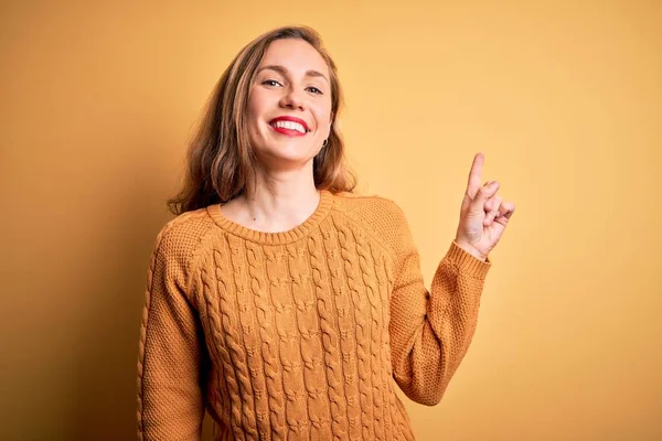 Jovem Mulher Loira Bonita Vestindo Camisola Casual Sobre Fundo Amarelo — Fotografia de Stock