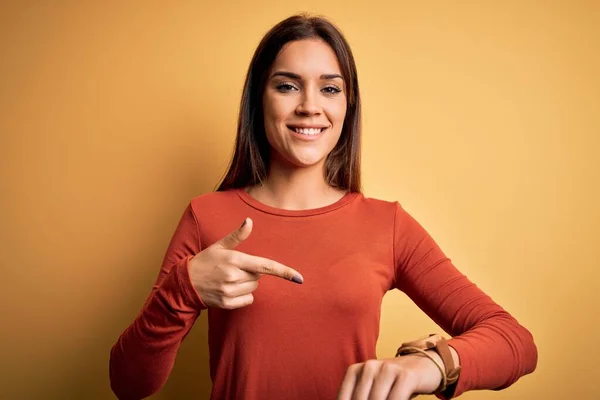 Ung Vacker Brunett Kvinna Bär Casual Shirt Står Över Gul — Stockfoto