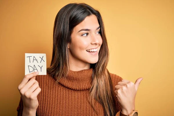 Jeune Belle Fille Tenant Papier Rappel Avec Message Journée Impôt — Photo