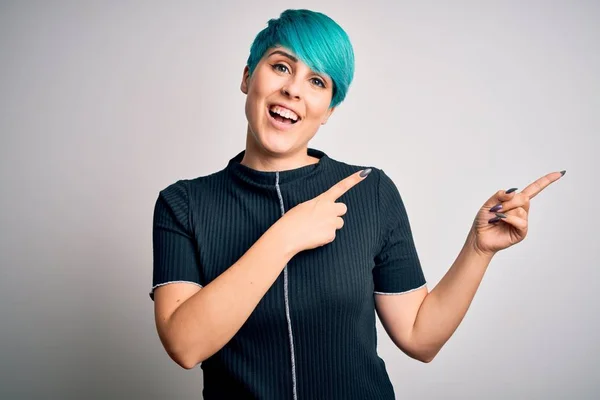 Joven Hermosa Mujer Con Pelo Azul Moda Con Camiseta Casual — Foto de Stock