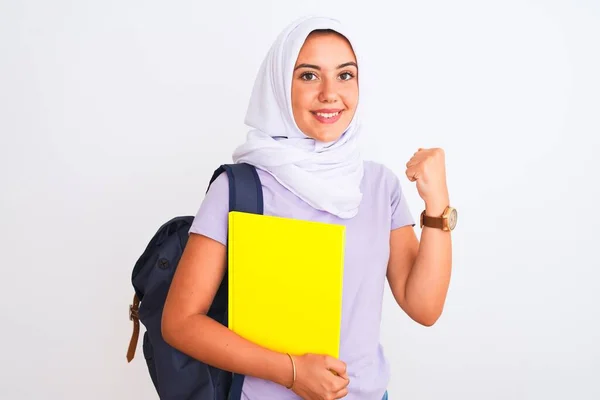 Arabische Studentin Hijab Und Rucksack Mit Buch Vor Isoliertem Weißem — Stockfoto