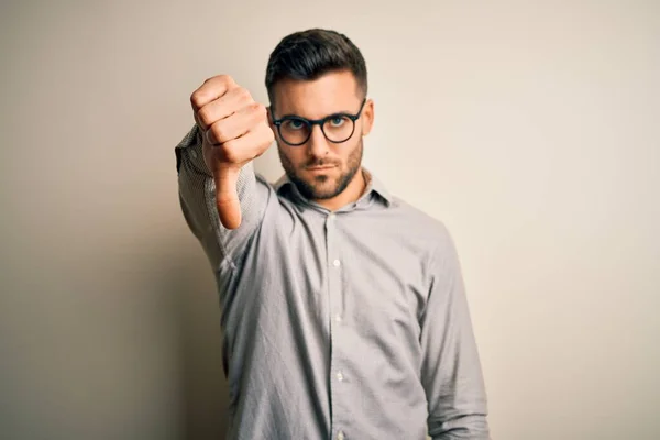 Joven Hombre Guapo Con Camisa Elegante Gafas Sobre Fondo Blanco — Foto de Stock