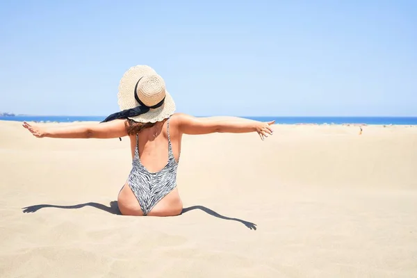 Junge Schöne Frau Sonnt Sich Sand Und Trägt Einen Sommerlichen — Stockfoto