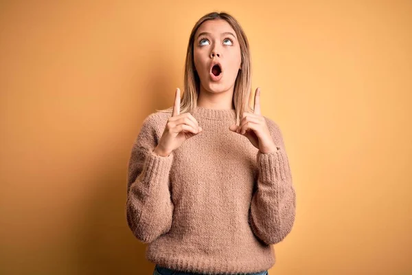 Giovane Bella Donna Bionda Che Indossa Maglione Marrone Sfondo Giallo — Foto Stock