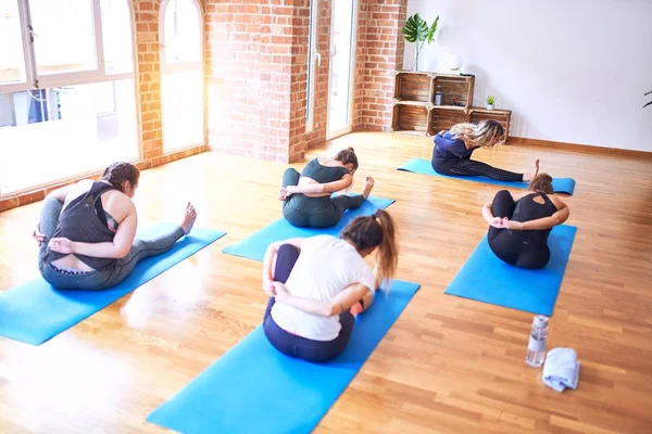 Joven Hermoso Grupo Deportistas Practicando Yoga Entrenador Estiramiento Enseñanza Las — Foto de Stock