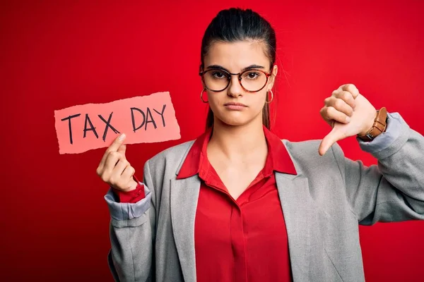 Junge Schöne Brünette Geschäftsfrau Mit Papierkorb Mit Steuertagsmeldung Mit Wütendem — Stockfoto