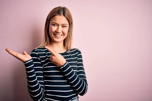 Jovem Bela Mulher Loira Vestindo Camisola Listrada Casual Sobre Rosa — Fotografia de Stock