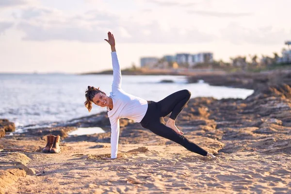 Joven Hermosa Deportista Sonriendo Feliz Practicando Yoga Entrenador Con Sonrisa —  Fotos de Stock