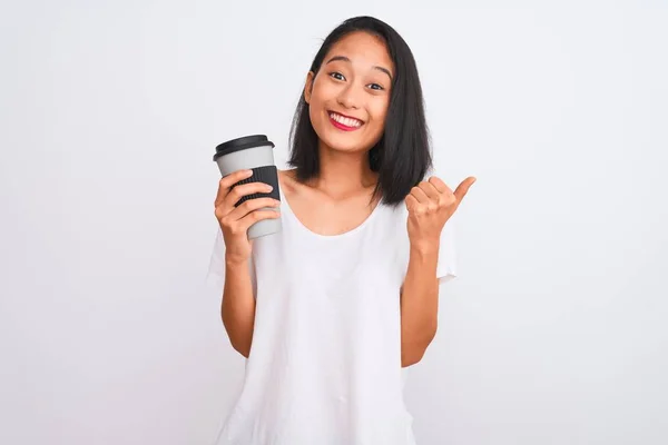 Mladá Číňanka Pití Odnést Sklenici Kávy Přes Izolované Bílé Pozadí — Stock fotografie