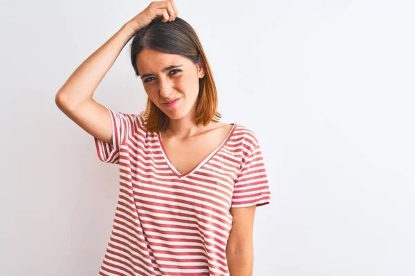 Mulher Ruiva Bonita Vestindo Casual Listrado Camiseta Vermelha Sobre Fundo — Fotografia de Stock