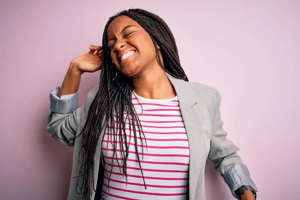 Ung Afrikansk Amerikansk Affärskvinna Står Över Rosa Isolerad Bakgrund Sträcker — Stockfoto