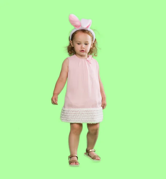 Güzel Sarışın Yürümeye Başlayan Çocuk Paskalya Bunny Kulaklar Giyiyor — Stok fotoğraf