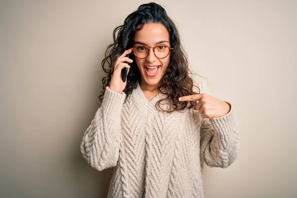 Joven Hermosa Mujer Con Pelo Rizado Teniendo Conversación Hablando Teléfono — Foto de Stock