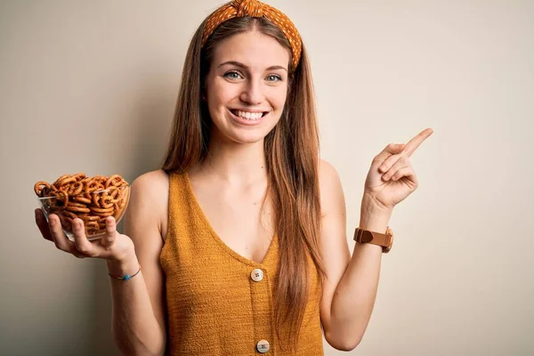 Young Beautiful Redhead Woman Holding Bowl German Baked Pretzels Very — Stock Photo, Image