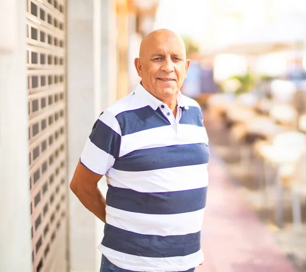 Hombre Guapo Mayor Sonriendo Feliz Confiado Pie Con Sonrisa Cara — Foto de Stock