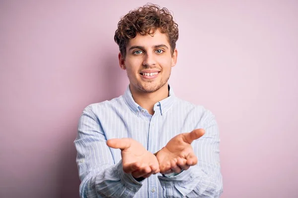 Junger Blonder Gutaussehender Mann Mit Lockigem Haar Der Ein Gestreiftes — Stockfoto