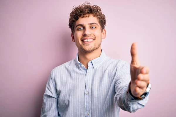 Jovem Loiro Bonito Homem Com Cabelo Encaracolado Vestindo Camisa Listrada — Fotografia de Stock