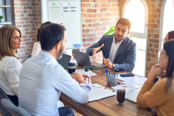 Grupo Trabajadores Negocios Sonriendo Felices Confiados Trabajando Juntos Con Sonrisa — Foto de Stock