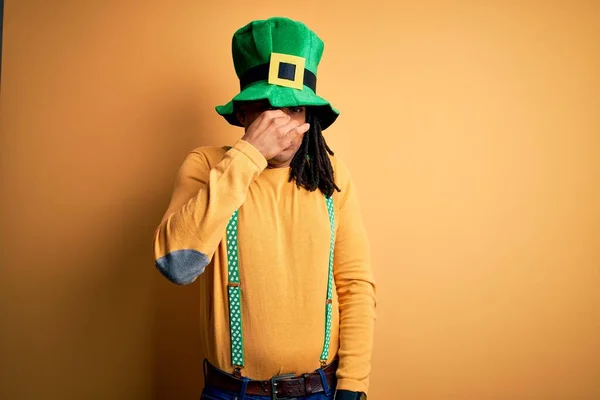 Jeune Homme Afro Américain Portant Chapeau Vert Célébrant Saint Patricks — Photo