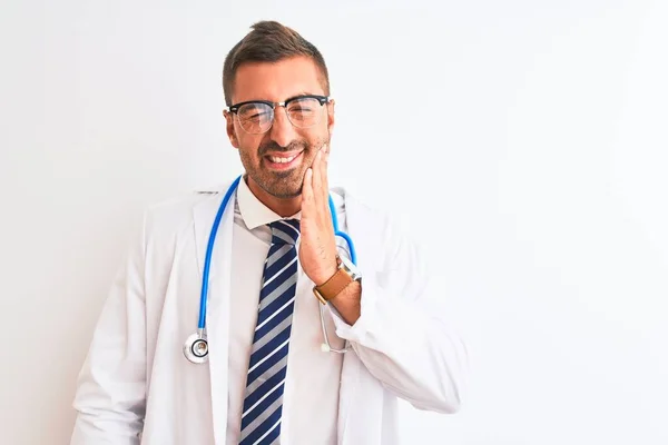 Homem Médico Bonito Jovem Vestindo Estetoscópio Sobre Fundo Isolado Tocando — Fotografia de Stock