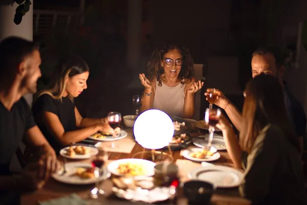 Bella Famiglia Cena Parlando Sorridendo Alla Terrazza — Foto Stock