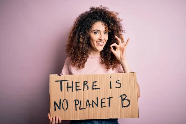 Junge Schöne Aktivistin Mit Lockigem Haar Und Piercing Protestiert Für — Stockfoto