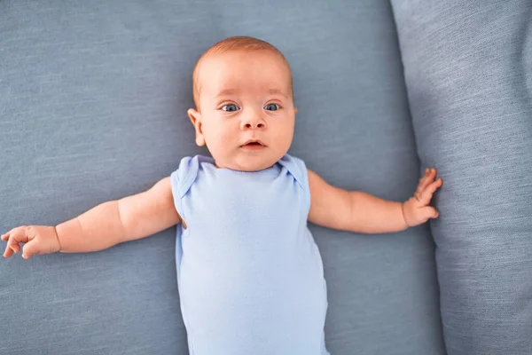 Schattige Baby Liggend Bank Thuis Pasgeboren Ontspannen Rusten Comfortabel — Stockfoto