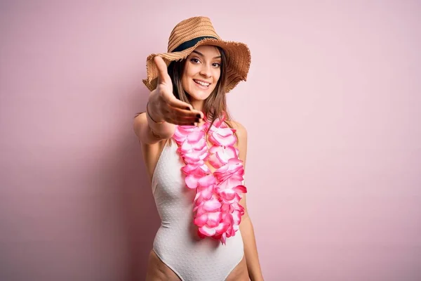 Junge Schöne Brünette Frau Urlaub Badeanzug Und Hawaiianischen Blumen Und — Stockfoto