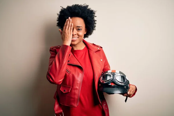 Joven Afroamericana Afro Motociclista Mujer Con Pelo Rizado Sosteniendo Casco —  Fotos de Stock