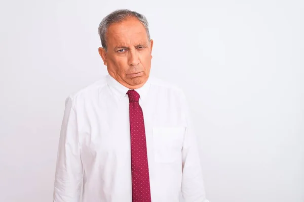 Senior Grauhaarige Geschäftsmann Trägt Elegante Krawatte Über Isolierten Weißen Hintergrund — Stockfoto