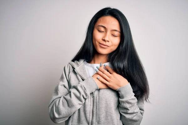 Joven Hermosa Mujer Deportiva China Con Sudadera Sobre Fondo Blanco — Foto de Stock