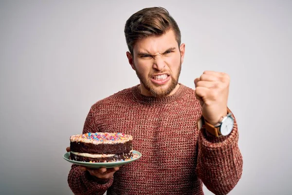 Jonge Blonde Man Met Baard Blauwe Ogen Houden Verjaardagstaart Witte — Stockfoto