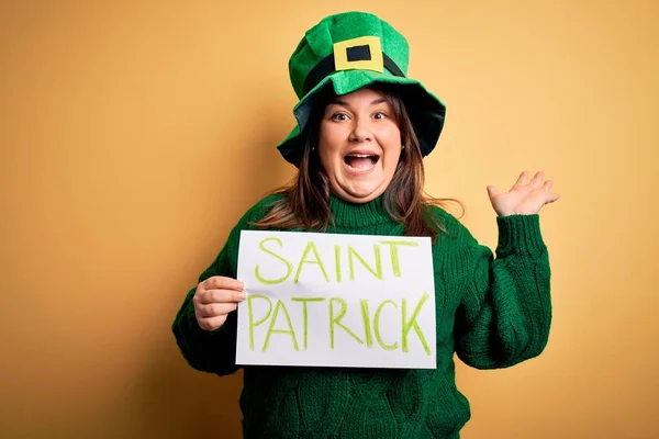 Mujer Talla Grande Con Sombrero Verde Celebrando Día San Patricio — Foto de Stock