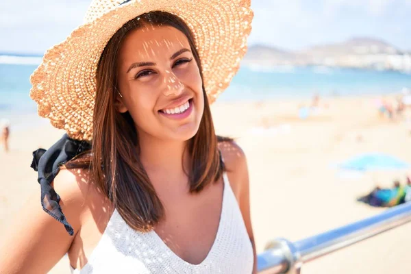 Belle Jeune Femme Marchant Sur Promenade Plage Profitant Vue Sur — Photo