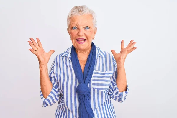 Eine Ältere Grauhaarige Frau Blau Gestreiftem Hemd Steht Vor Isoliertem — Stockfoto