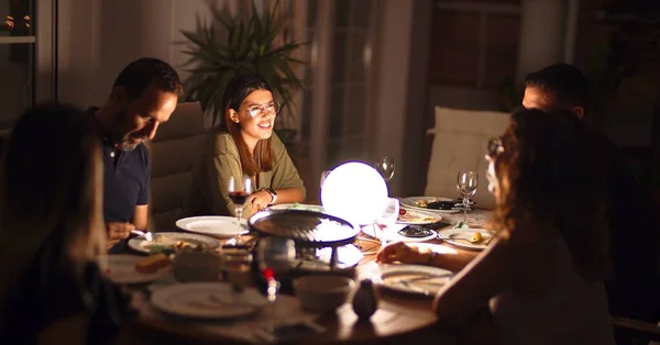 Bella Famiglia Cena Parlando Sorridendo Alla Terrazza — Foto Stock