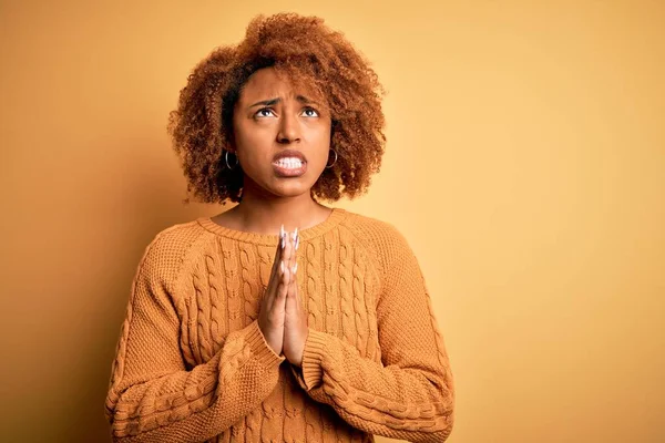 곱슬머리의 곱슬머리의 아프리카 미국인젊은 일상적 스웨터를 손으로 기도를 감정적 스러운 — 스톡 사진