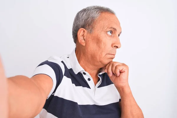 Hombre Pelo Gris Senior Con Polo Rayado Hacer Selfie Sobre — Foto de Stock