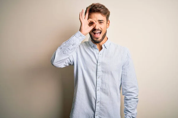 Giovane Bell Uomo Con Barba Indossa Camicia Righe Piedi Sfondo — Foto Stock