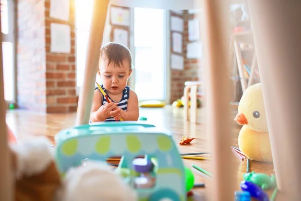 Adorable Niño Jugando Alrededor Montón Juguetes Jardín Infantes — Foto de Stock