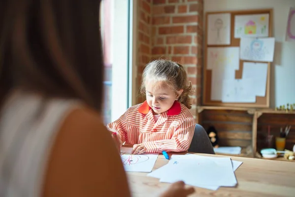 Bela Professora Estudante Loira Menina Criança Vestindo Escola Desenho Uniforme — Fotografia de Stock